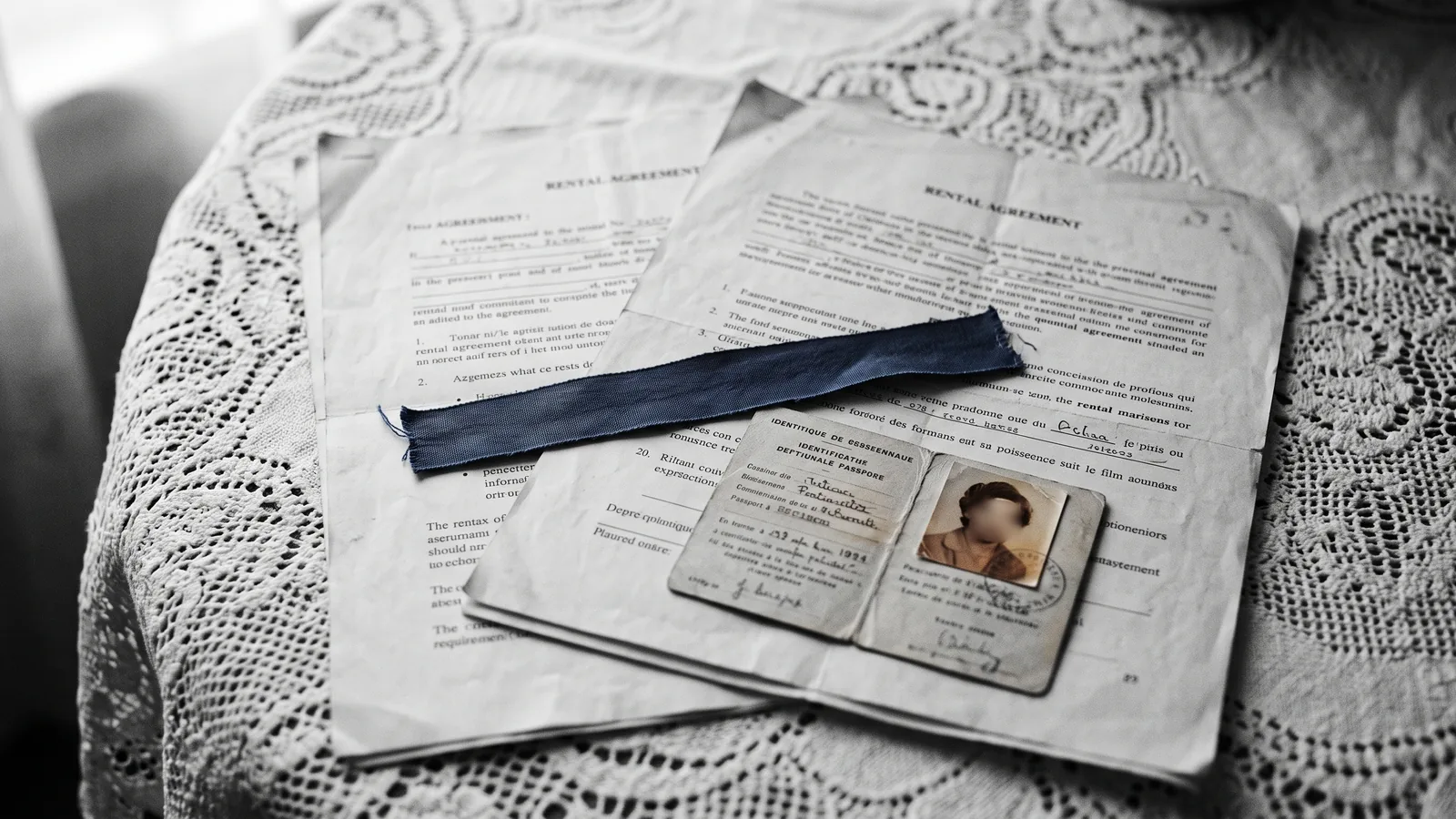 Vieux bail et papiers sur une nappe de dentelle : locataire protégé d'éviction au Québec
