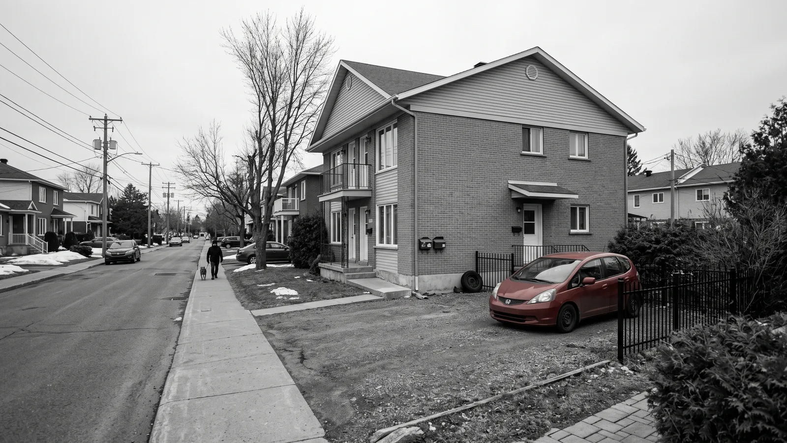 Silhouette quittant un édifice municipal, un propriétaire condamné dans un quartier de plex à Longueuil
